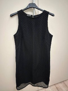 Маленькое черное платье с пуговицей